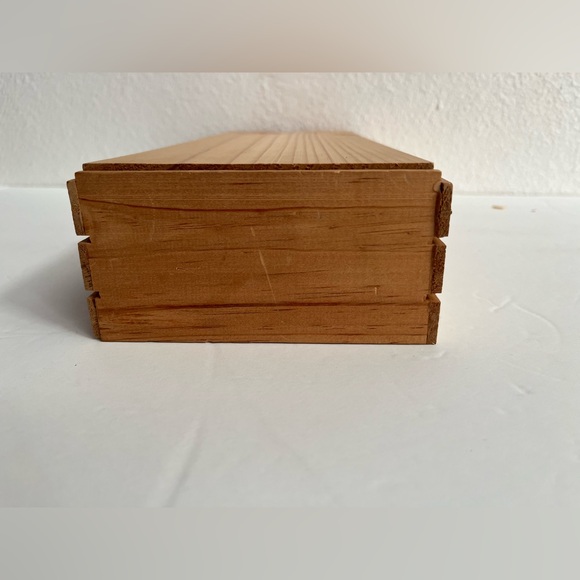 3 CERAMIC ORNAMENTS IN A WOODEN CRATE - Picture 8 of 8